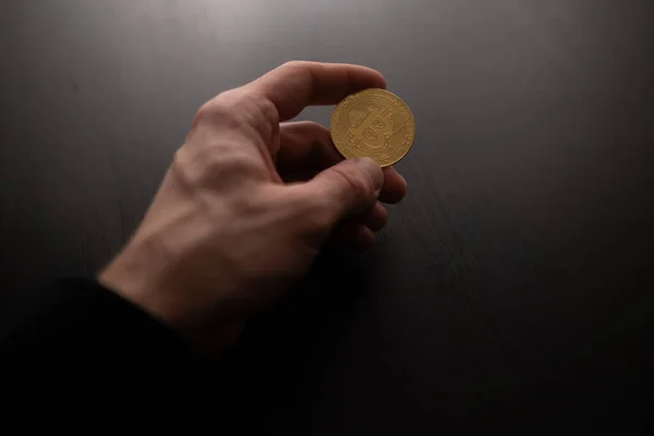 Bitcoin Руках Темном Фоне — стоковое фото