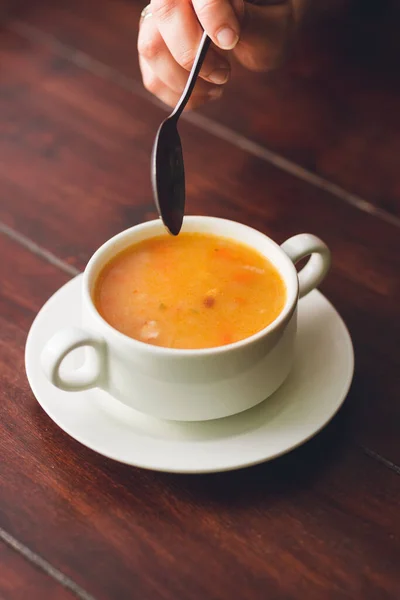 Taza Sopa Con Una Cuchara Sobre Fondo Madera — Foto de Stock