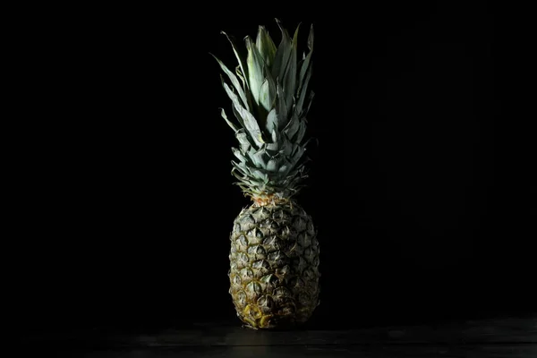Frische Ananas Auf Schwarzem Hintergrund — Stockfoto