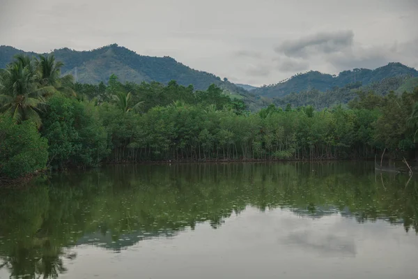 Bela Paisagem Com Lago Nas Montanhas — Fotografia de Stock