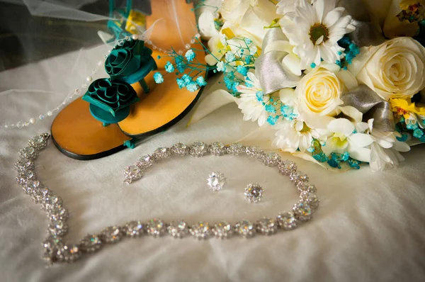 Halskette Und Blumen Schuh — Stockfoto