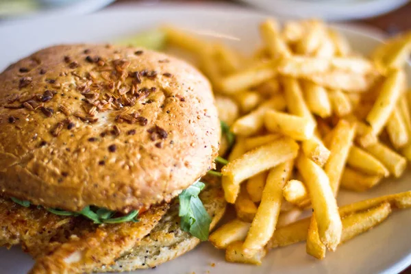 Deliciosa Hamburguesa Con Papas Fritas Queso —  Fotos de Stock