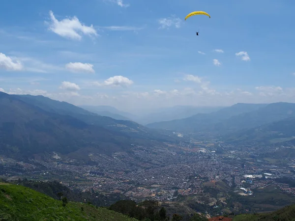 Uitzicht Een Paraglider Die Heuvel Vliegt — Stockfoto