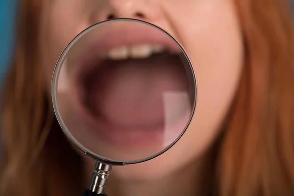 Kvinna Med Ett Förstoringsglas — Stockfoto