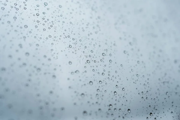 窓に雨滴が付いたガラスに水が落ちる — ストック写真