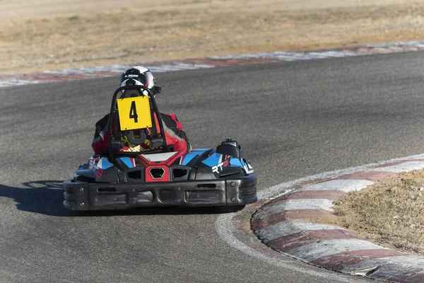 Poeple Nagy Sebességgel Száguld Szekéren Aktív Szabadidő Szórakozás Karting Pályán — Stock Fotó