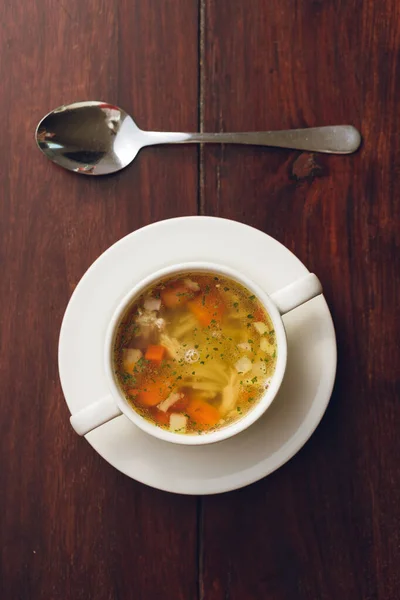 Sopa Com Frango Verduras Uma Mesa Madeira — Fotografia de Stock