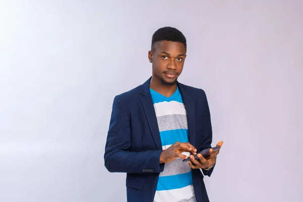 Joven Afroamericano Hombre Con Teléfono Móvil Teléfono Inteligente Sobre Fondo — Foto de Stock