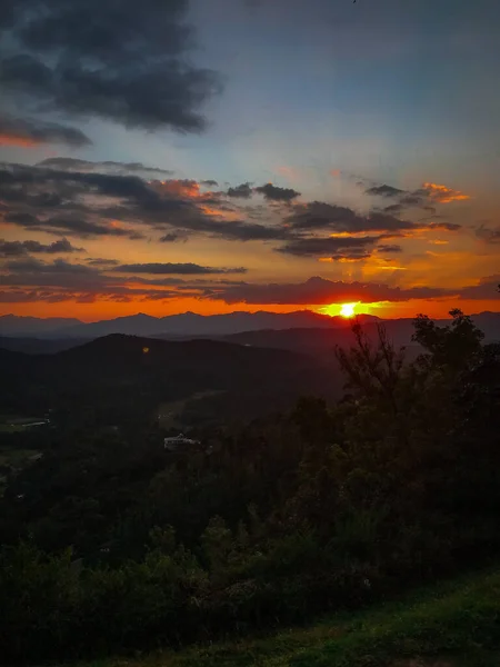 Dağın Üstünde Güzel Bir Gün Batımı — Stok fotoğraf