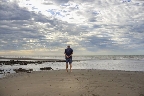Mężczyzna Spacerujący Plaży — Zdjęcie stockowe