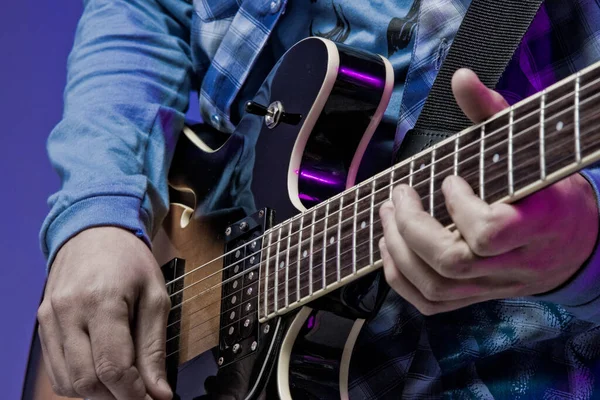 Mann Spielt Gitarre Mit Einer Saite — Stockfoto