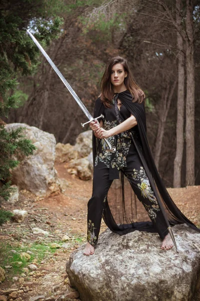 Jeune Femme Vêtue Une Veste Cuir Avec Une Épée Concept — Photo