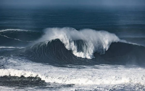 Ondas Tempestuosas Colidindo Costa Oceano Atlântico — Fotografia de Stock