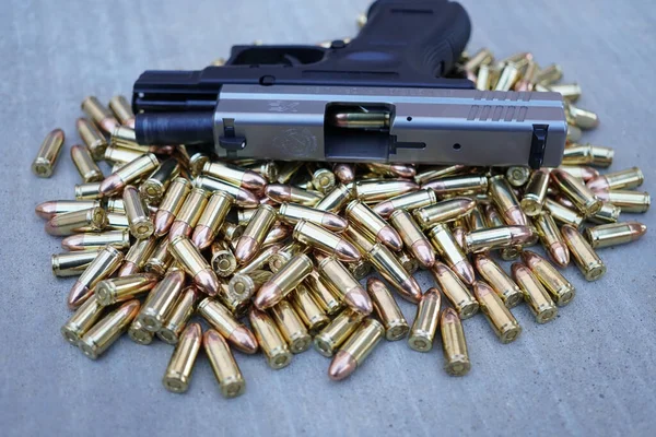 Pistola Proiettili Uno Sfondo Legno — Foto Stock
