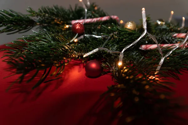 Kerstboom Met Rode Witte Ballen Een Houten Achtergrond — Stockfoto
