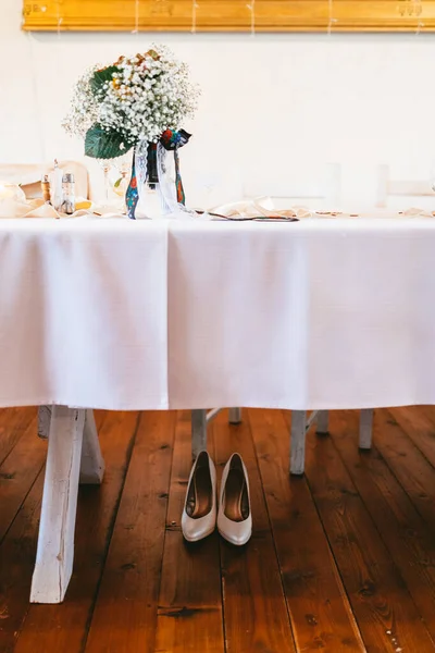 Όμορφα Γαμήλια Παπούτσια Στο Τραπέζι — Φωτογραφία Αρχείου