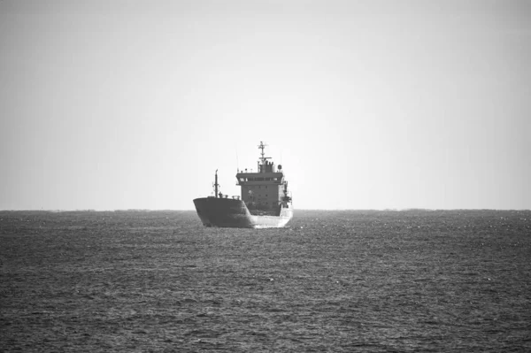Zwart Wit Foto Van Een Groot Vrachtschip — Stockfoto