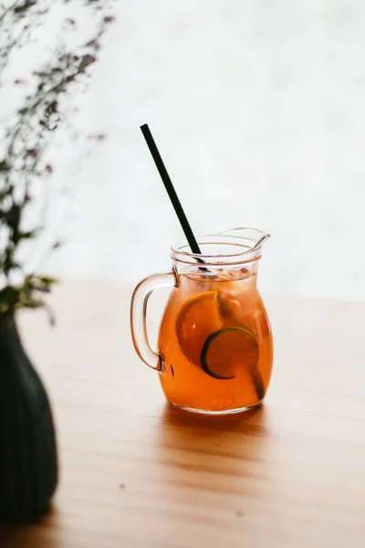 Ahşap Masada Buzlu Limonlu Çay — Stok fotoğraf