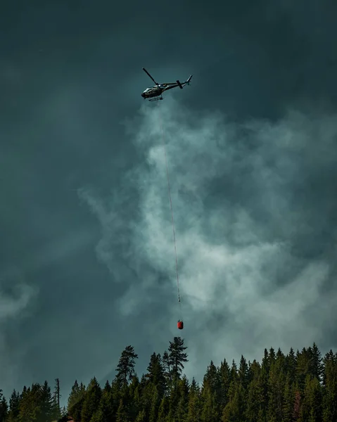 Helicóptero Volando Las Montañas — Foto de Stock