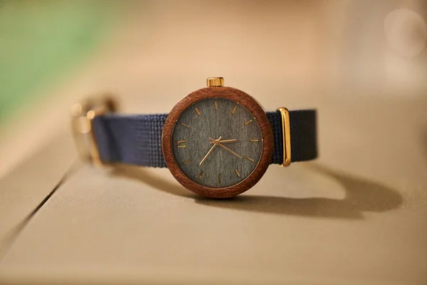 Armbanduhr Auf Einem Hölzernen Hintergrund — Stockfoto