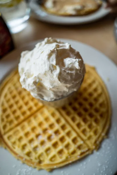 Морозиво Шоколадним Соусом Вафельним Конусом — стокове фото