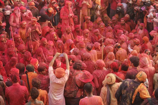 Tłum Ludzi Indiach Świętuje Nawet Holi — Zdjęcie stockowe