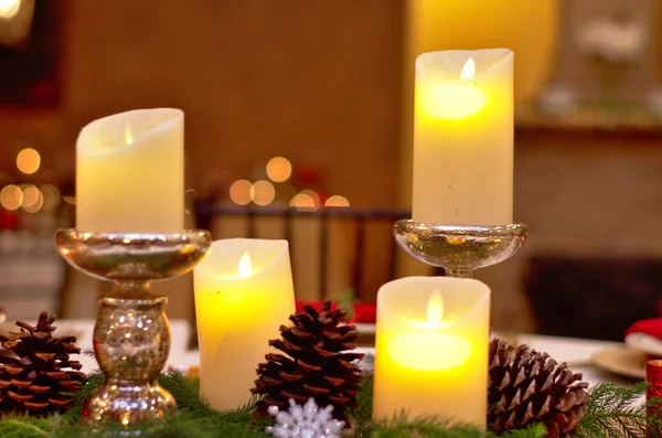 Karácsonyi Gyertyák Dekorációk Asztalon — Stock Fotó