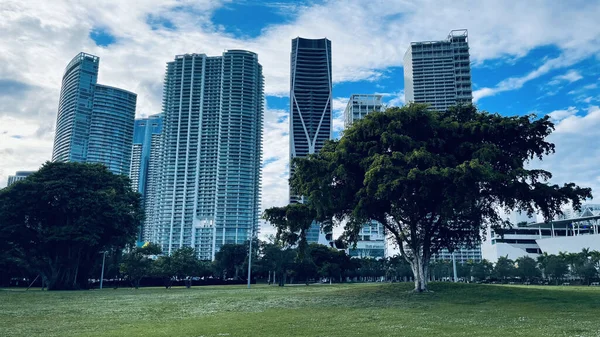 シンガポール2018年6月27日高層ビルや緑の木々が立ち並ぶ現代都市のスカイライン — ストック写真