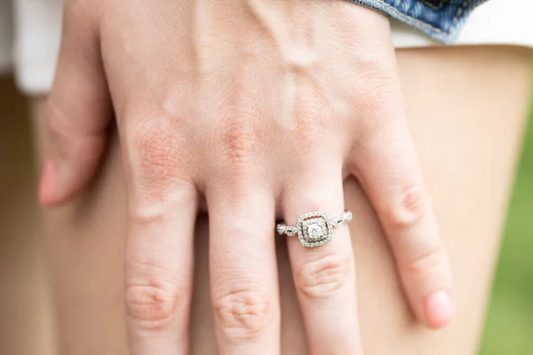 Perto Uma Mão Feminina Com Anel Diamante — Fotografia de Stock