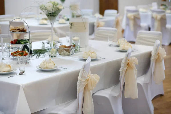 Esküvői Asztal Készlet Fehér Kék Tányérokkal — Stock Fotó