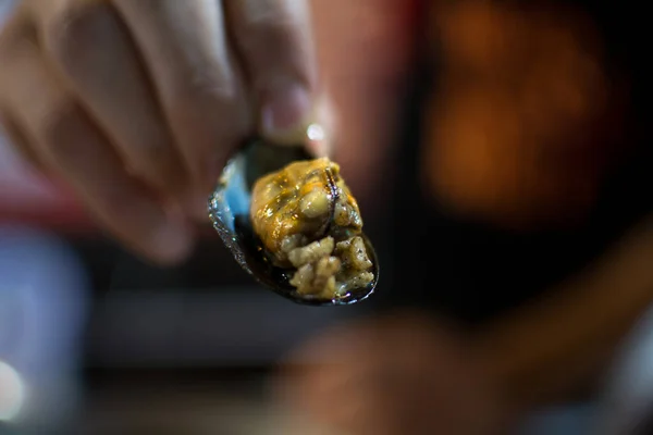 Mano Sosteniendo Una Deliciosa Comida — Foto de Stock