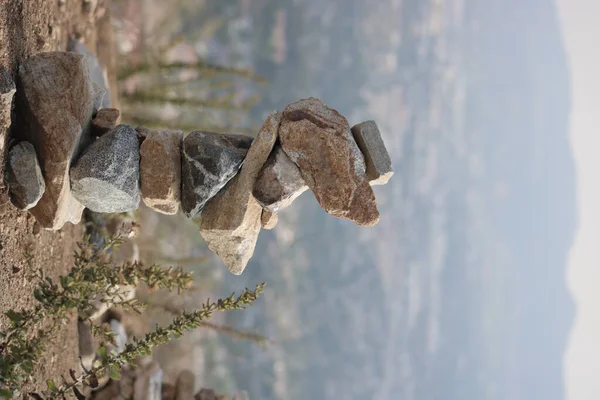 Plan Rapproché Une Sculpture Bois Avec Une Grande Pierre — Photo