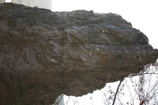 Stenen Muur Met Een Grote Rots — Stockfoto