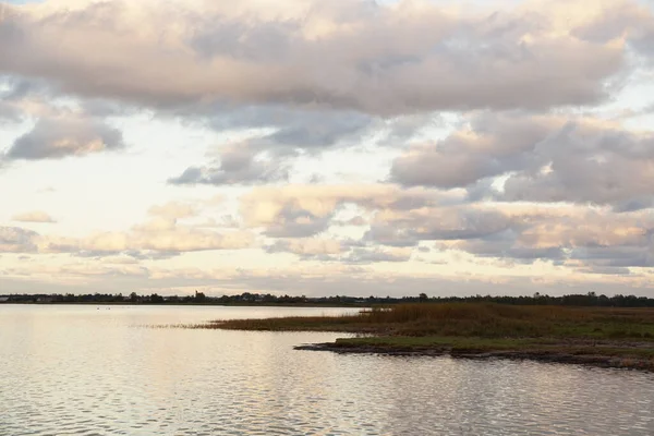 Hermoso Atardecer Sobre Lago —  Fotos de Stock