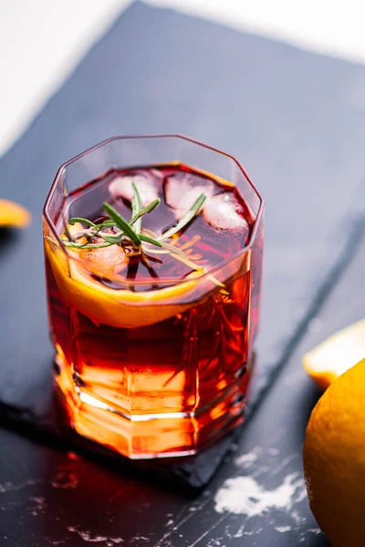 Glas Whisky Med Citron Och Isbitar Mörk Bakgrund — Stockfoto