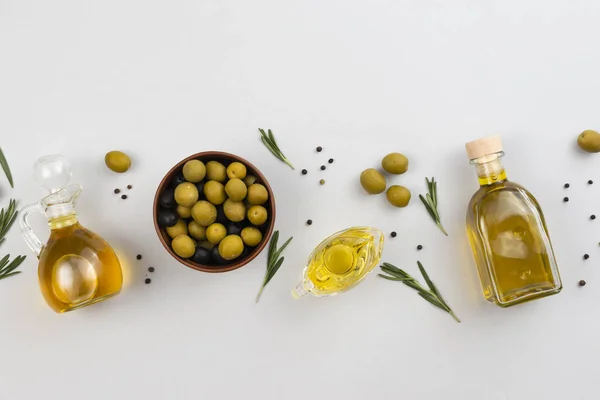 Olivový Olej Zelené Olivy Bílém Pozadí — Stock fotografie