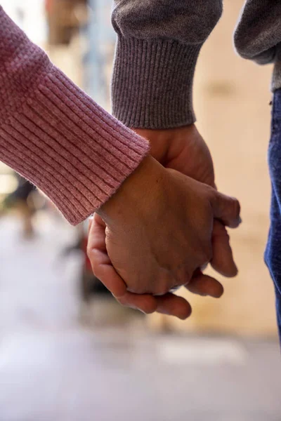 Manos Una Pareja Sosteniendo Corazón Parque —  Fotos de Stock