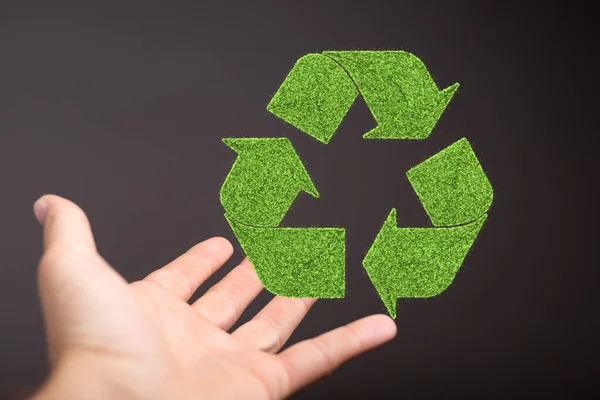 Hand Hält Ein Grünes Recyclingsymbol Mit Einem Recyclingkonzept — Stockfoto