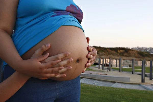 Gravid Kvinna Promenad Nära Havet — Stockfoto