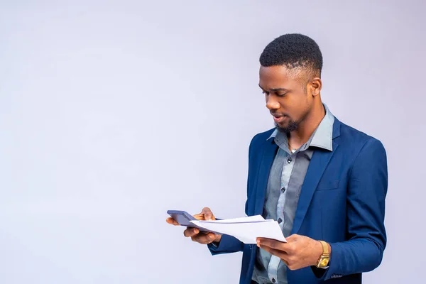 Afrikanischer Amerikanischer Geschäftsmann Liest Zeitung Auf Grauem Hintergrund — Stockfoto