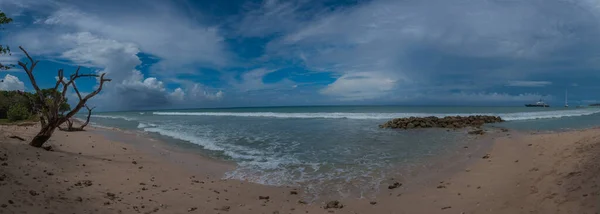 Schöner Strand Mit Einer Großen Welle Der Insel Der Karibik — Stockfoto