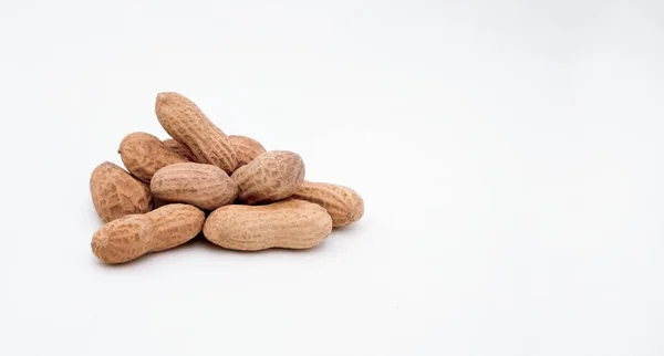 Erdnüsse Auf Weißem Hintergrund — Stockfoto