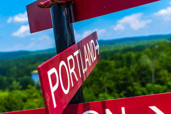 Znak Portland Tle Gór — Zdjęcie stockowe