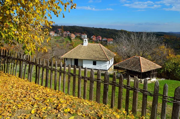 Schöne Landschaft Mit Holzhaus Den Bergen — Stockfoto