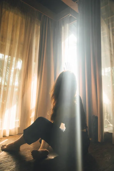 Schöne Junge Frau Einem Schwarzen Kleid Mit Fenster — Stockfoto