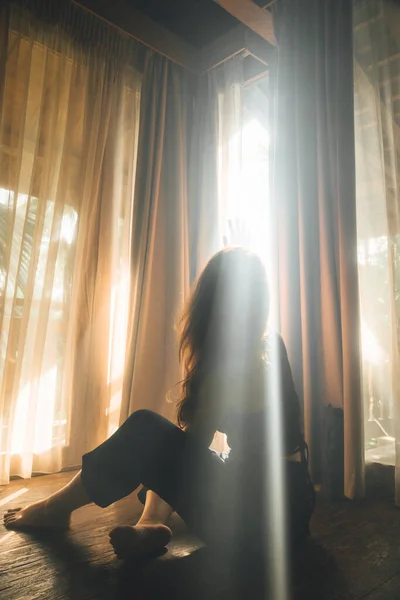 Bela Jovem Mulher Vestido Preto Com Uma Janela — Fotografia de Stock