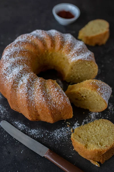 Bollos Caseros Con Azúcar Polvo Sobre Fondo Negro —  Fotos de Stock