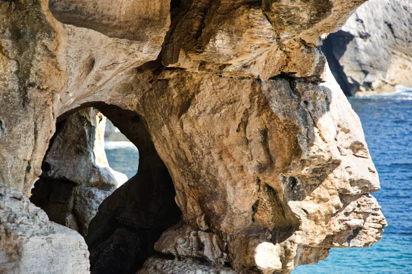 Scogliera Rocciosa Con Rocce Cielo Blu — Foto Stock