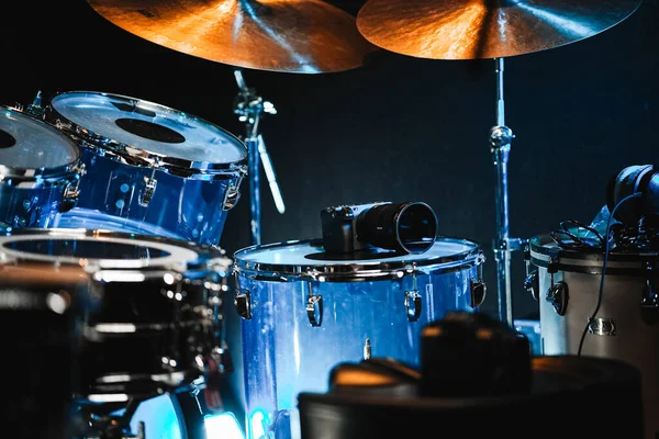 ドラムとドラムはスタジオのステージで — ストック写真