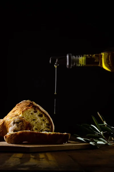 Pedaço Pão Com Uma Faca Copo Vinho Sobre Fundo Preto — Fotografia de Stock